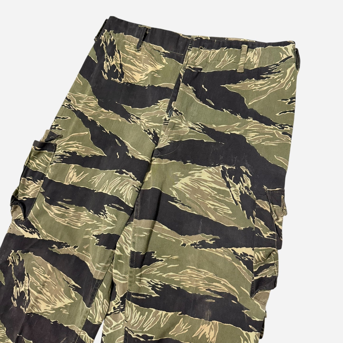 1960s Tiger stripe camouflage cargo pants (29w)