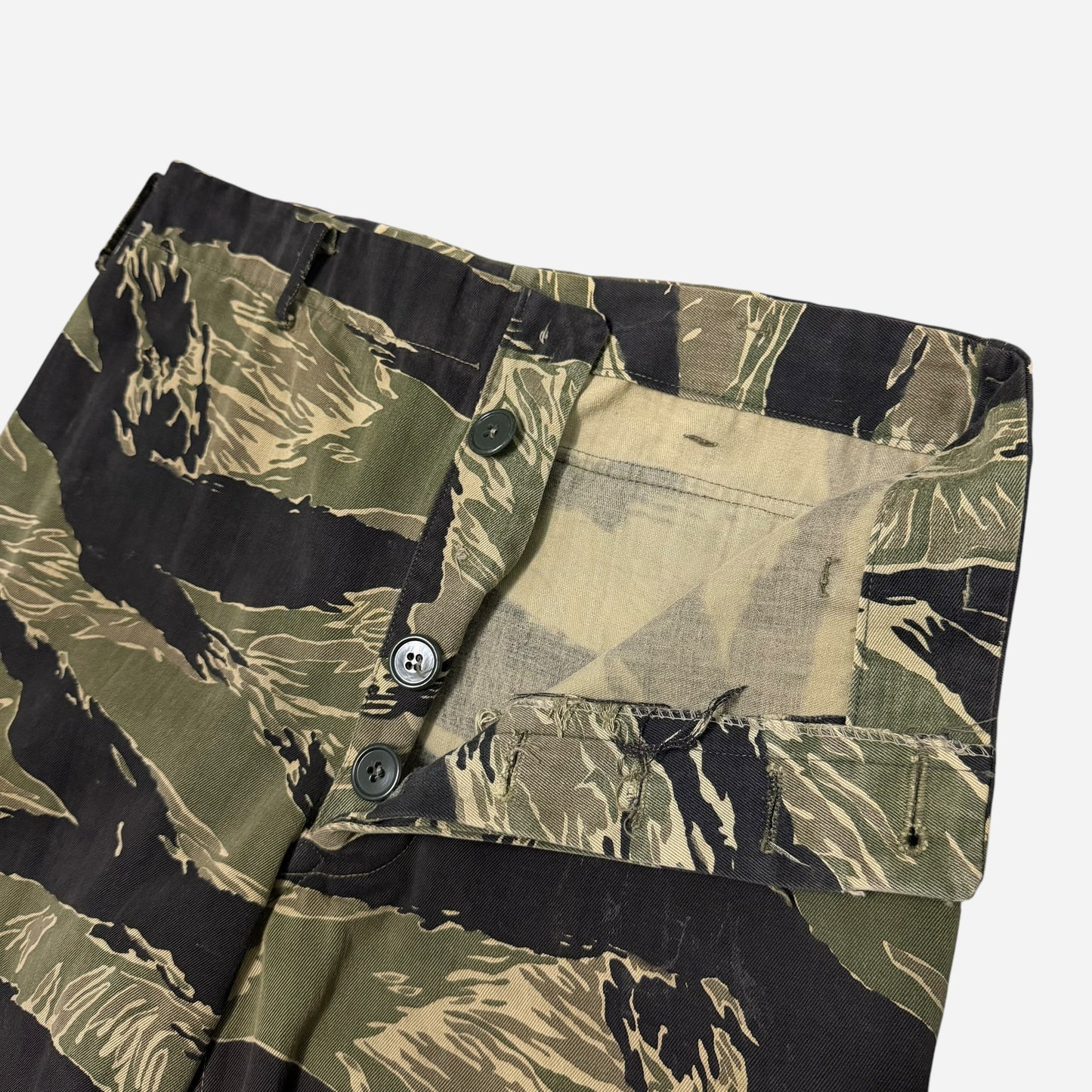 1960s Tiger stripe camouflage cargo pants (29w)