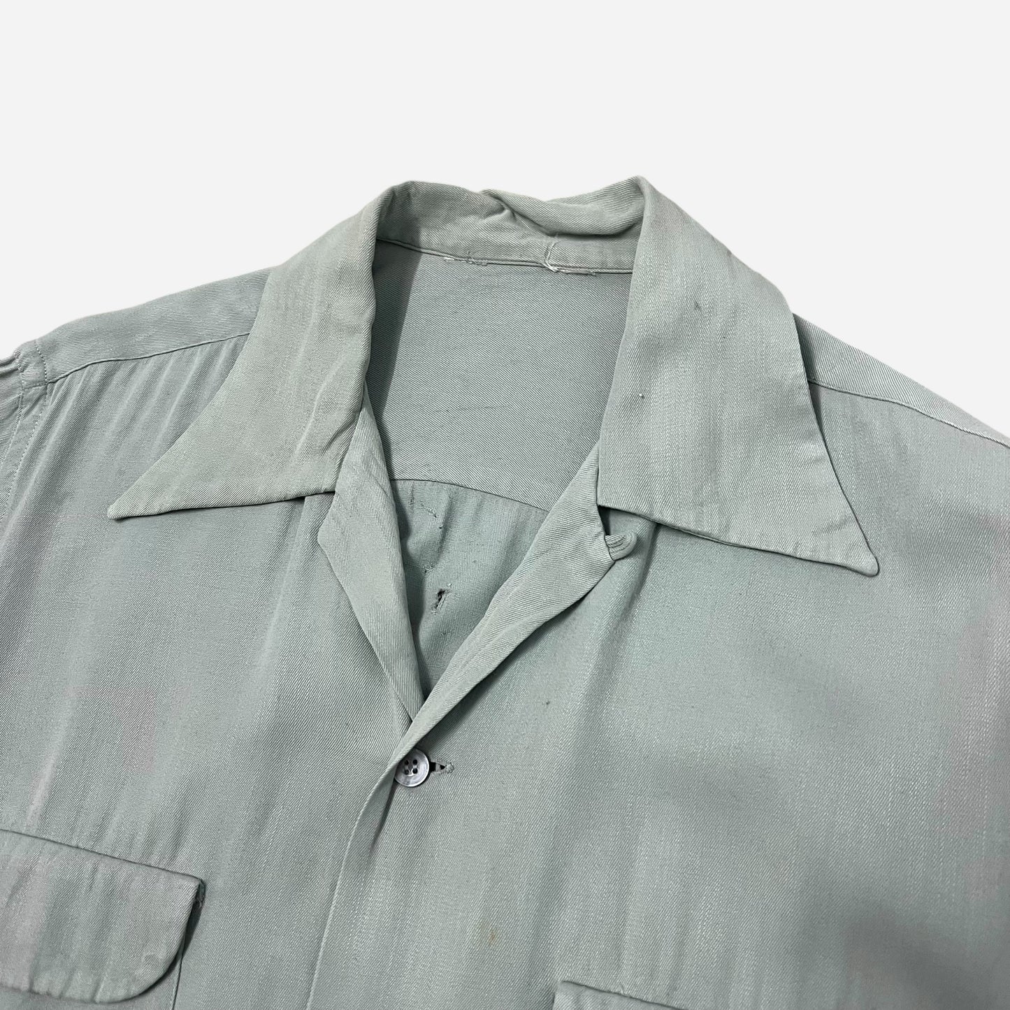 1950s Sea foam green rayon loop collar shirt (L)